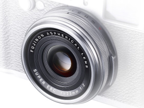 FinePix X100 : Objetivo de longitud focal fija de 23mm F2 (equivalente a 35mm/formato 135)